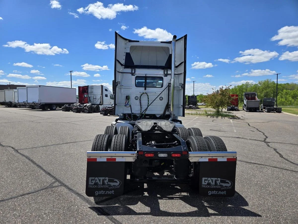 2025 Volvo VNL 300 in Elk River, MN — photo 4