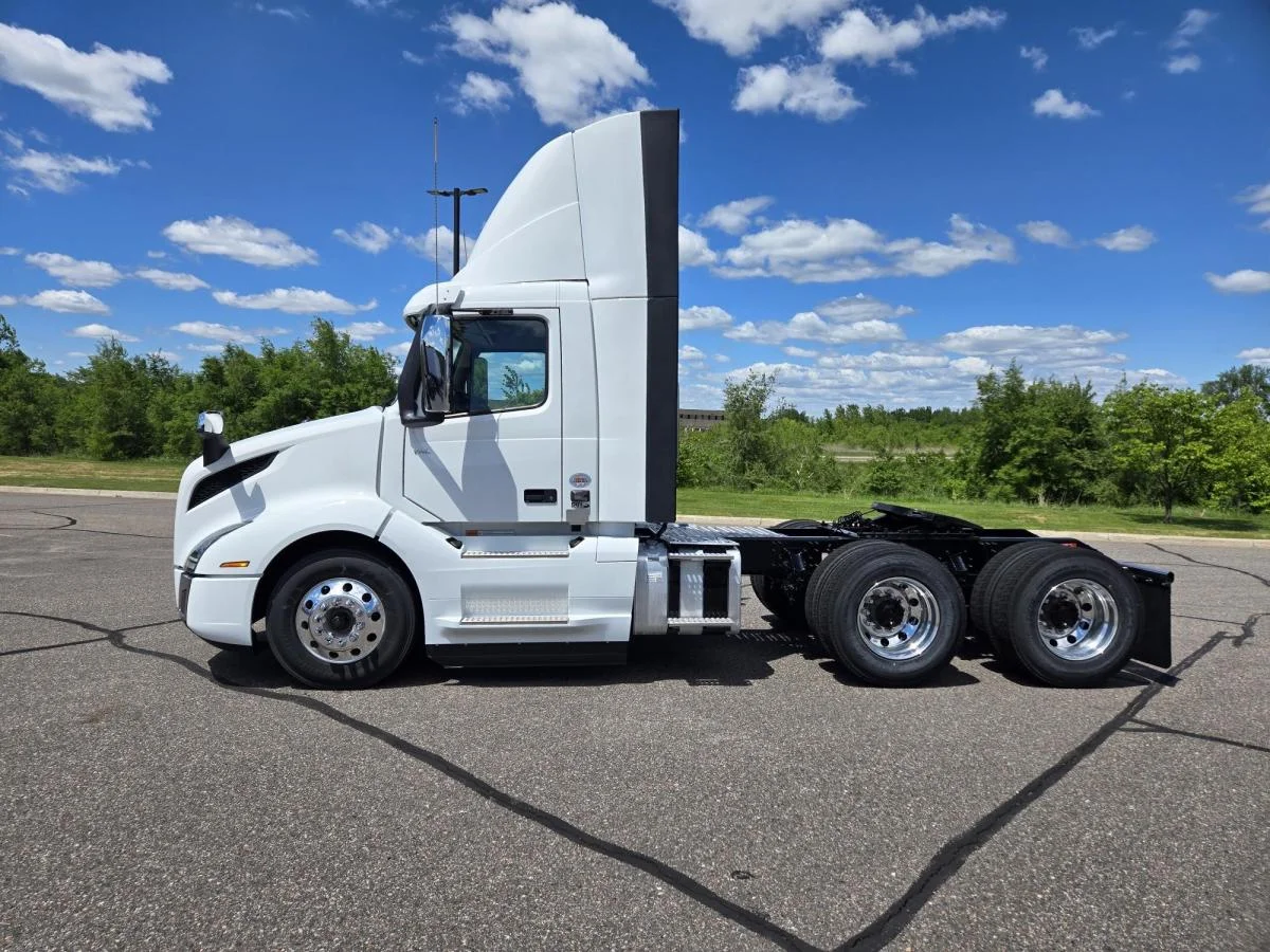 2025 Volvo VNL 300 in Elk River, MN — photo 2