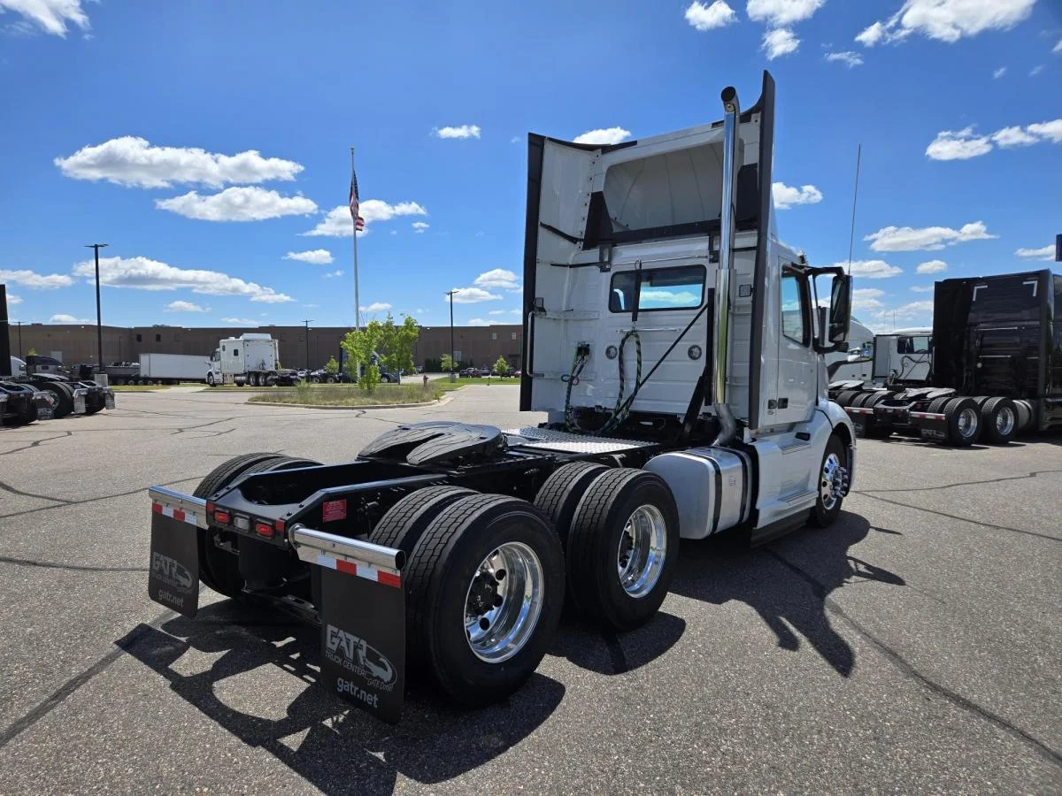 2025 Volvo VNL 300 in Elk River, MN — photo 5