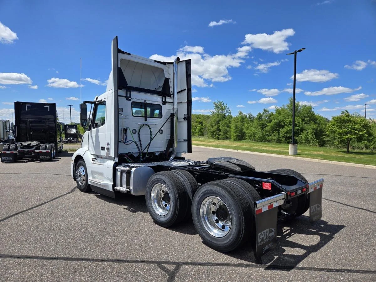 2025 Volvo VNL 300 in Elk River, MN — photo 3