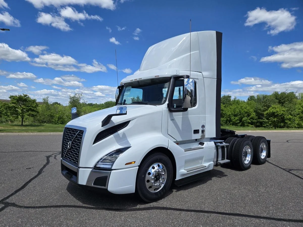 2025 Volvo VNL 300 in Elk River, MN