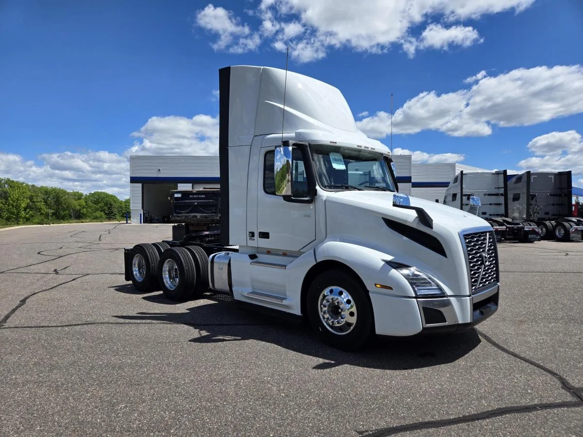 2025 Volvo VNL 300 in Elk River, MN — photo 6