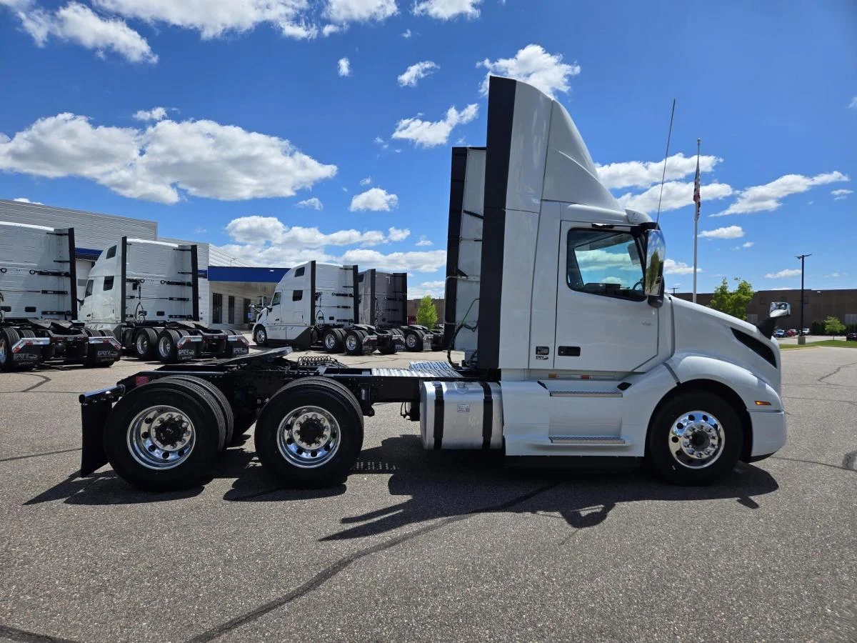 2025 Volvo VNL 300 in Elk River, MN — photo 7