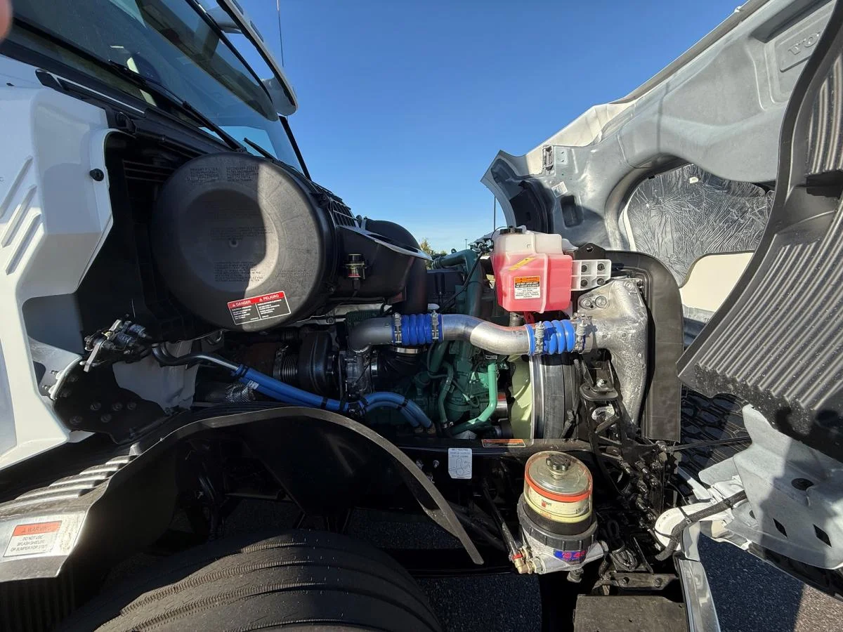 2025 Volvo VNL 300 in Elk River, MN — photo 10