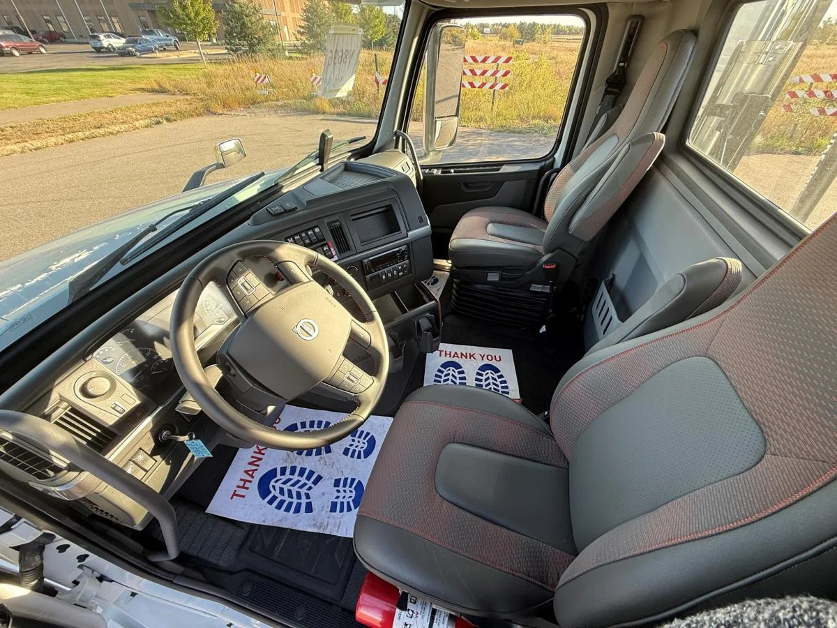 2025 Volvo VNL 300 in Elk River, MN — photo 11
