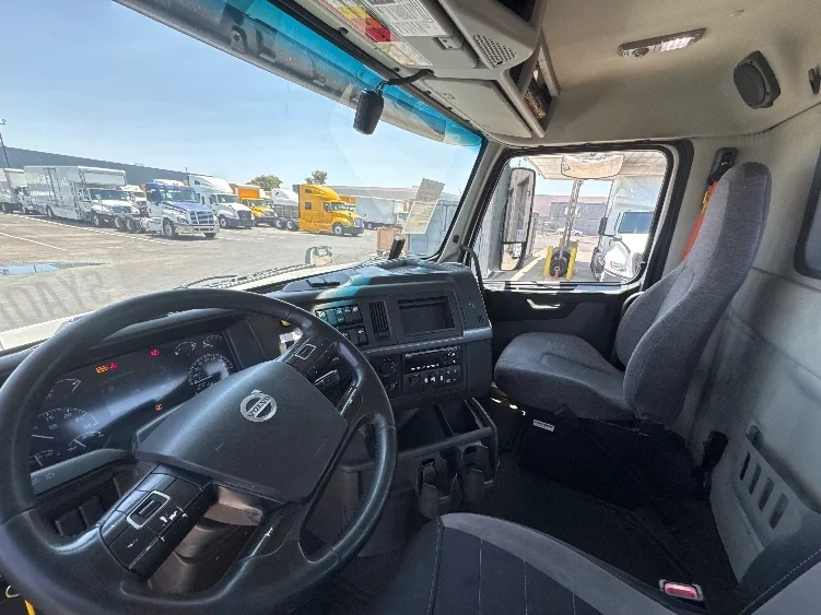 2021 Volvo VNR 640 - image 10