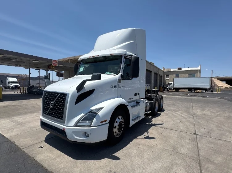 2021 Volvo VNR 640 - image 3