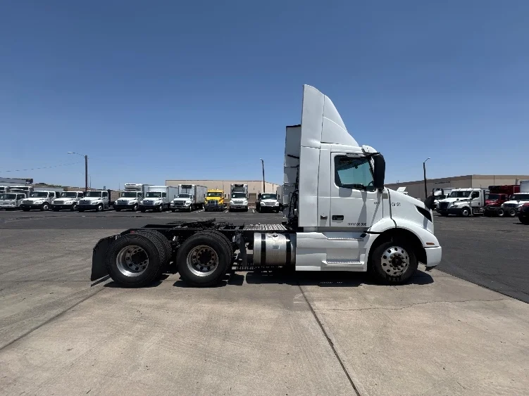2021 Volvo VNR 640 - image 8