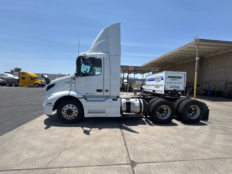 2021 Volvo VNR 640 - image 4