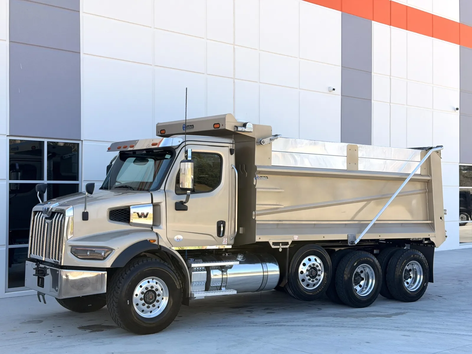 2024 Western Star 4700 - image 3