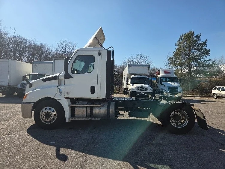 2019 Freightliner Cascadia in Kansas City, MO — photo 4