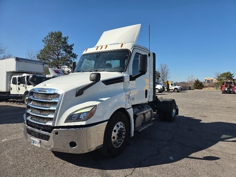 2019 Freightliner Cascadia in Kansas City, MO — photo 3