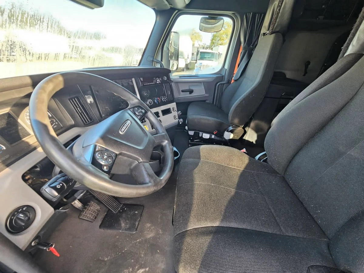 2022 Freightliner Cascadia in Orlando, FL — photo 7
