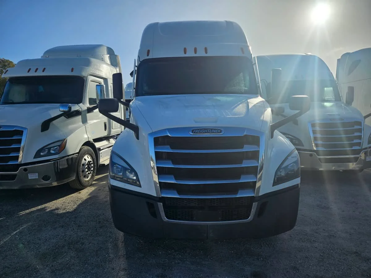 2022 Freightliner Cascadia in Orlando, FL — photo 2
