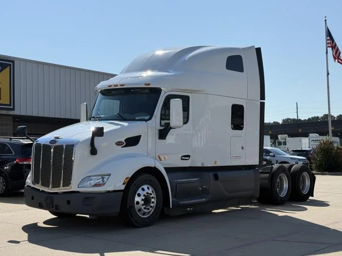 2021 Peterbilt 579 - image 2
