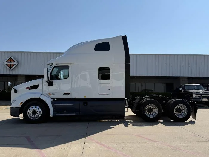 2021 Peterbilt 579 - image 3