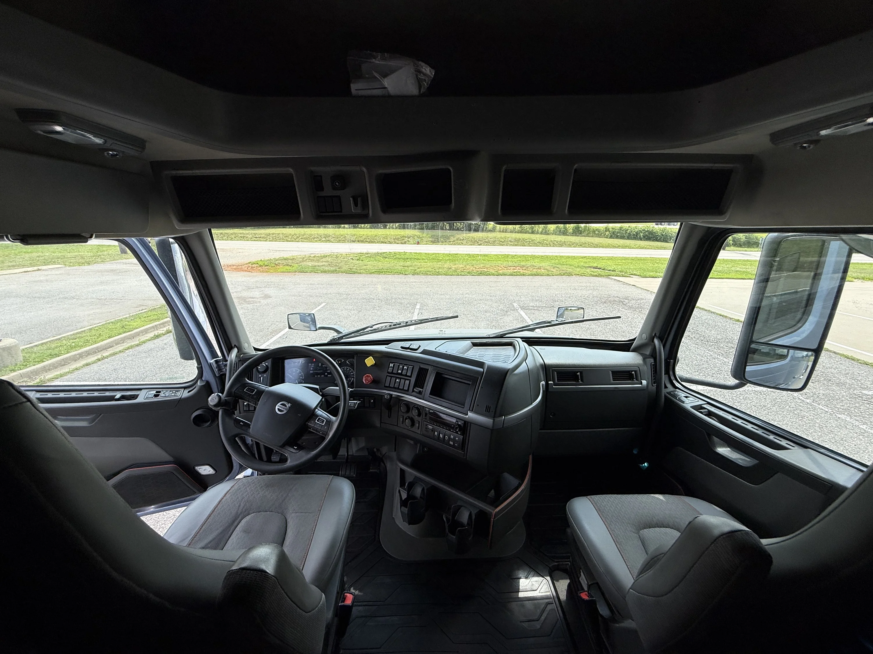 2023 Volvo VNL 760 in Clarksville, TN — photo 28