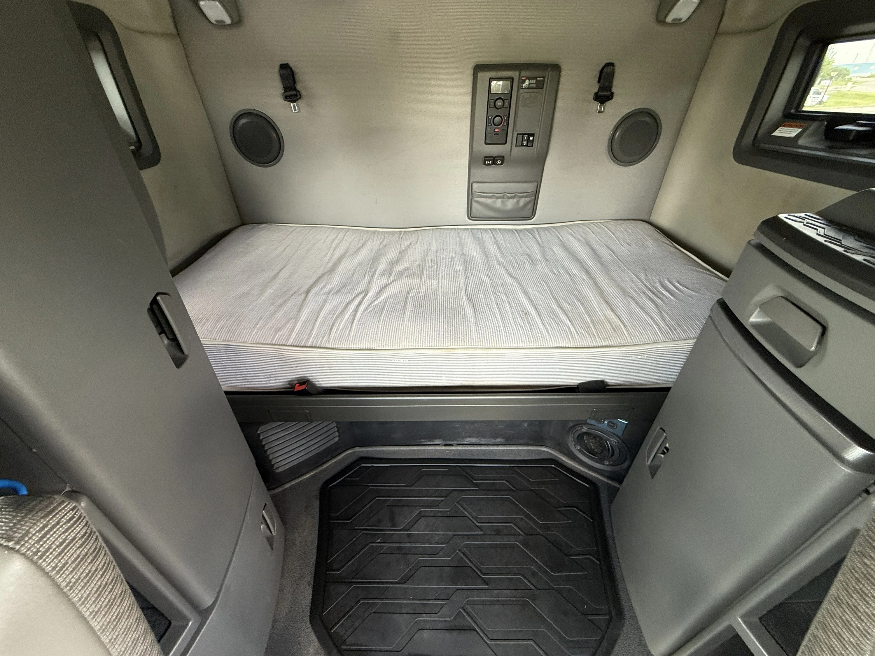 2023 Volvo VNL 760 in Clarksville, TN — photo 34