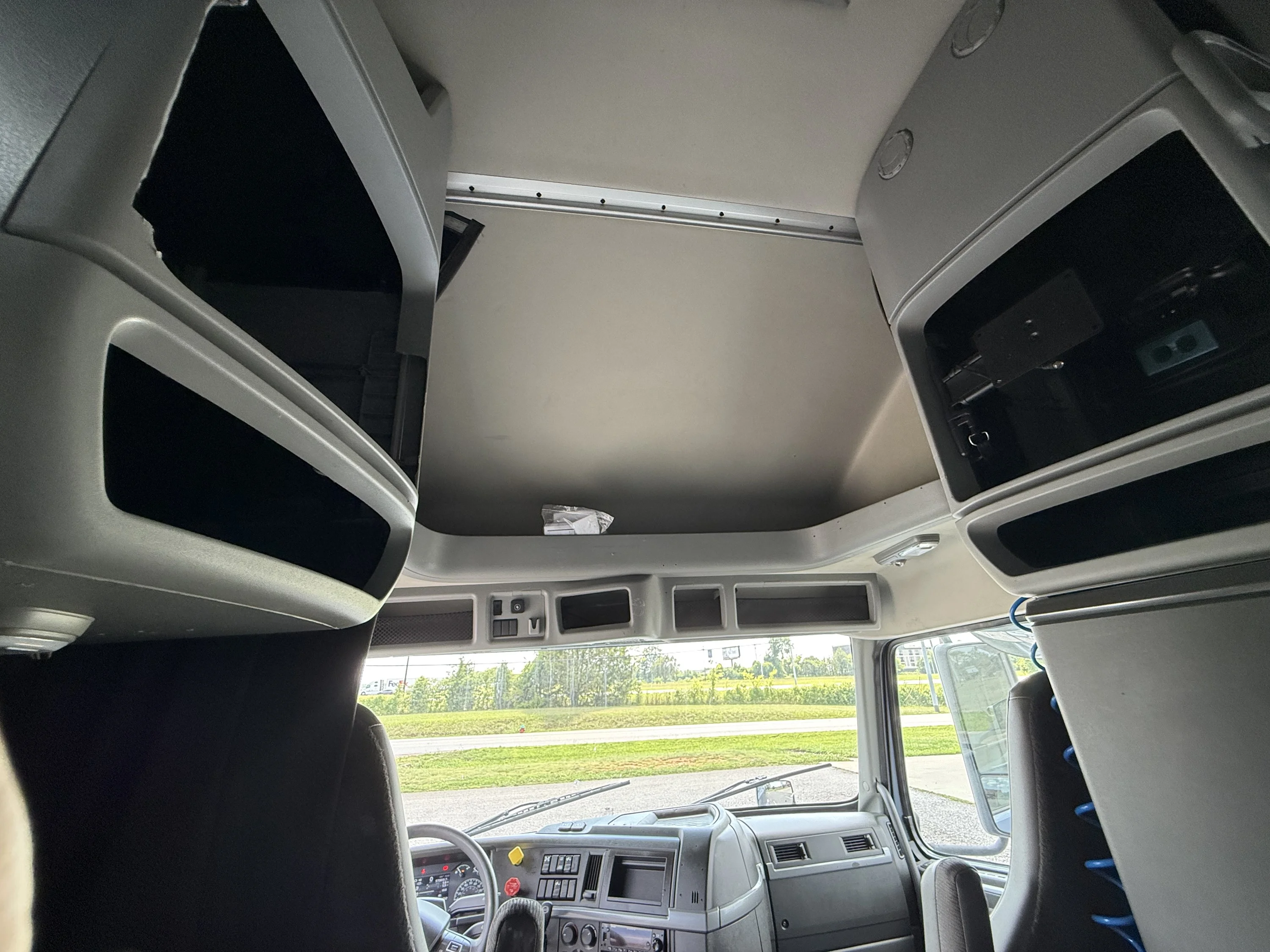 2023 Volvo VNL 760 in Clarksville, TN — photo 39