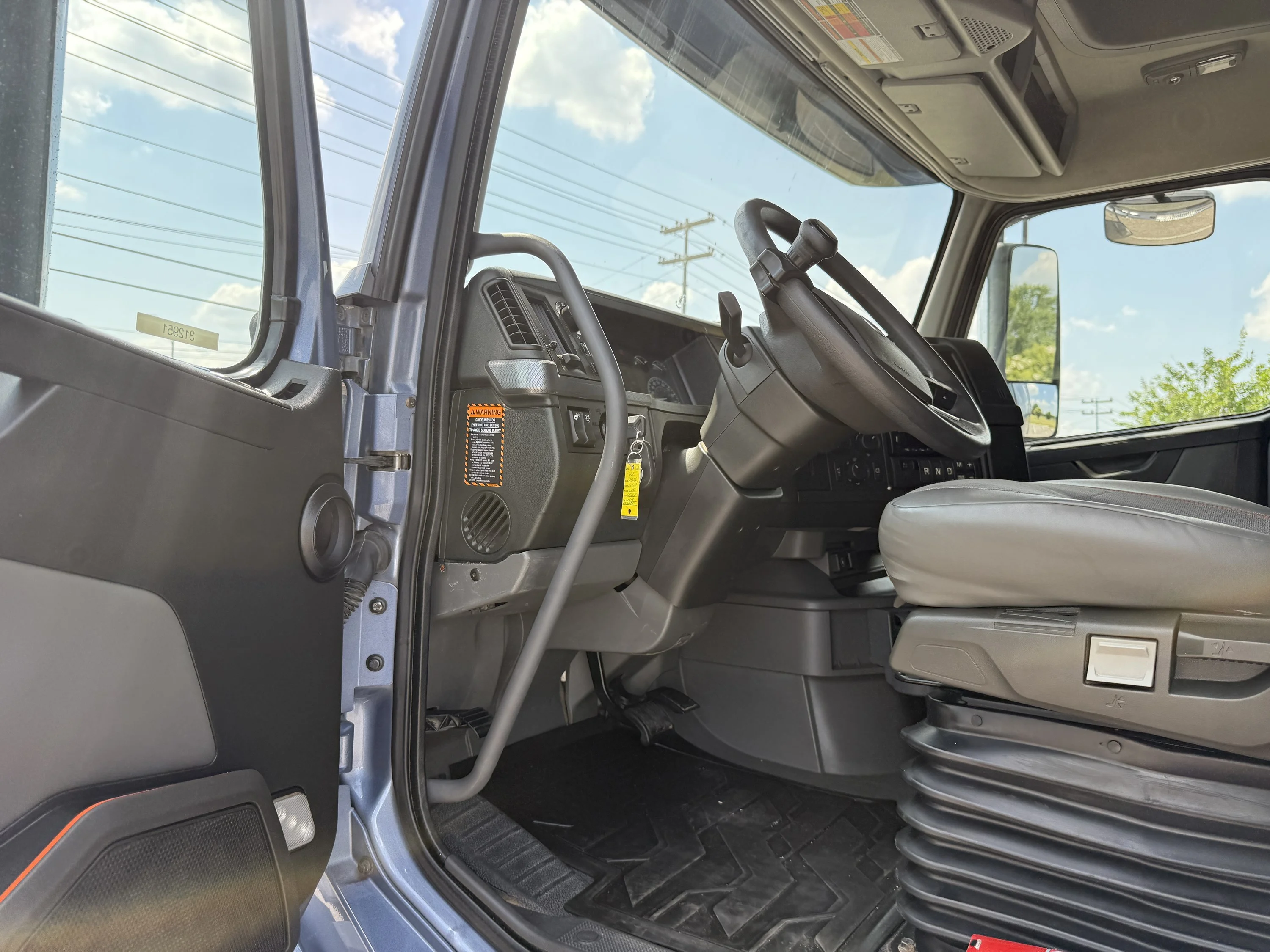 2023 Volvo VNL 760 in Clarksville, TN — photo 21
