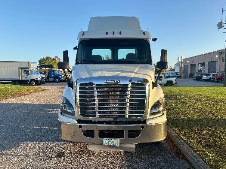 2017 Freightliner Cascadia - image 2