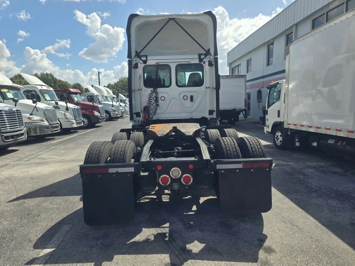 2019 Freightliner Cascadia - image 5
