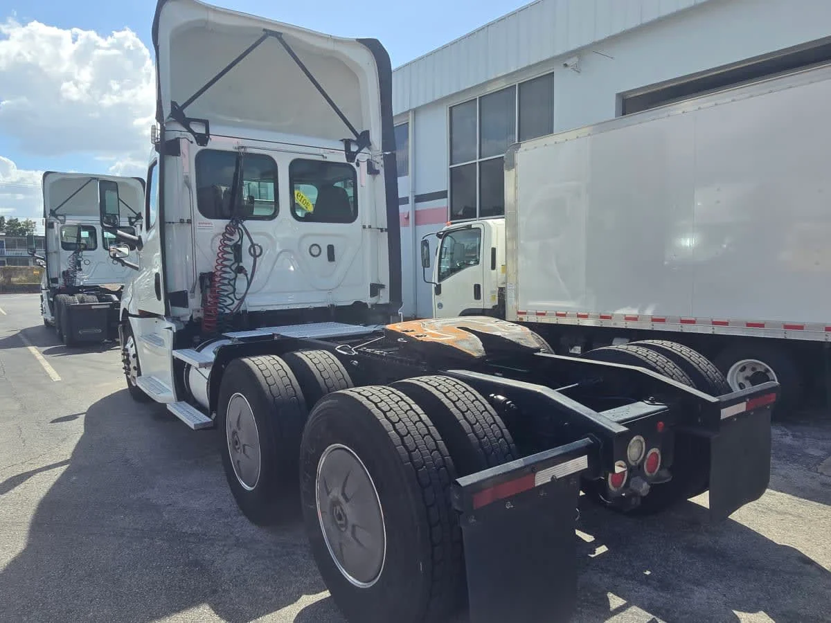 2019 Freightliner Cascadia - image 4