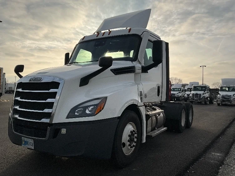 2020 Freightliner Cascadia - image 3