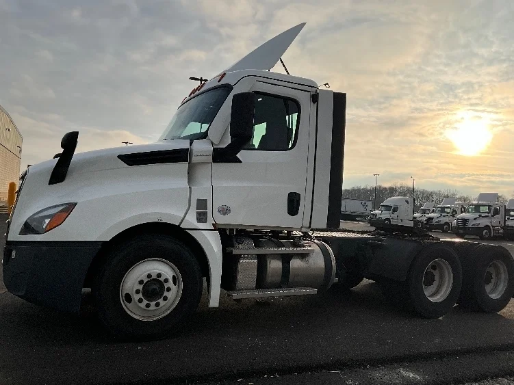 2020 Freightliner Cascadia - image 4