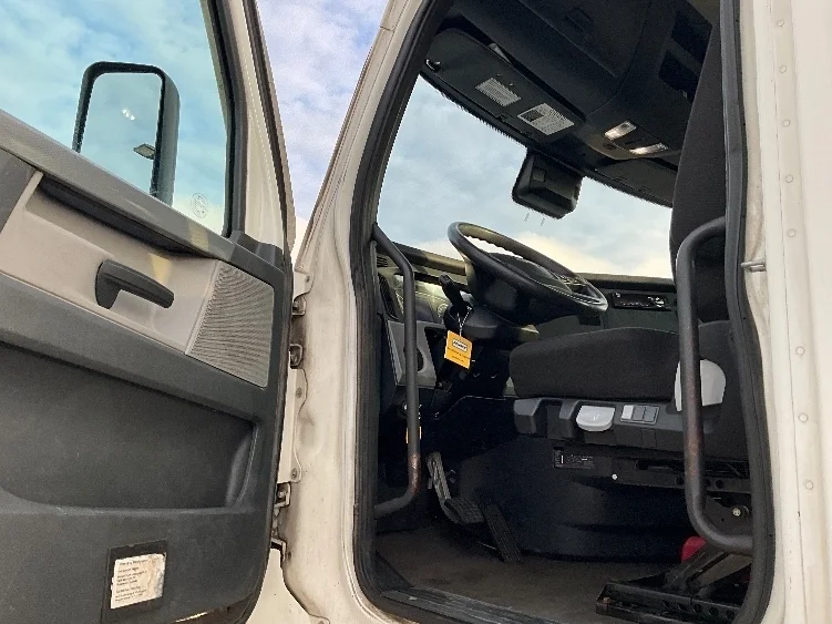 2020 Freightliner Cascadia - image 9