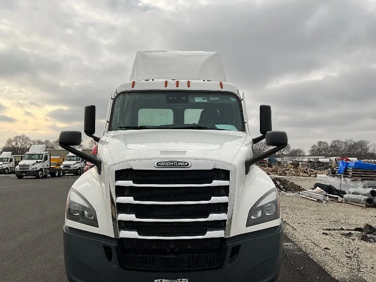 2020 Freightliner Cascadia - image 2