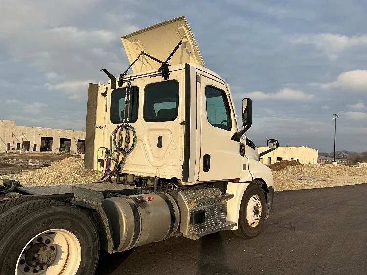 2020 Freightliner Cascadia - image 7