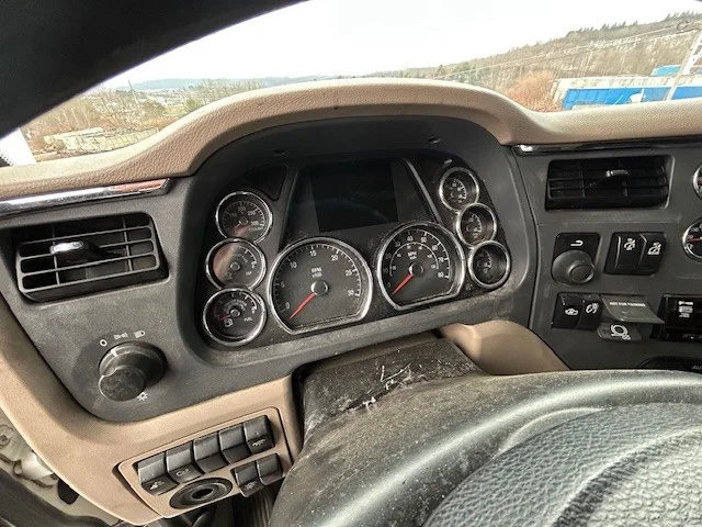 2020 Peterbilt 579 - image 2