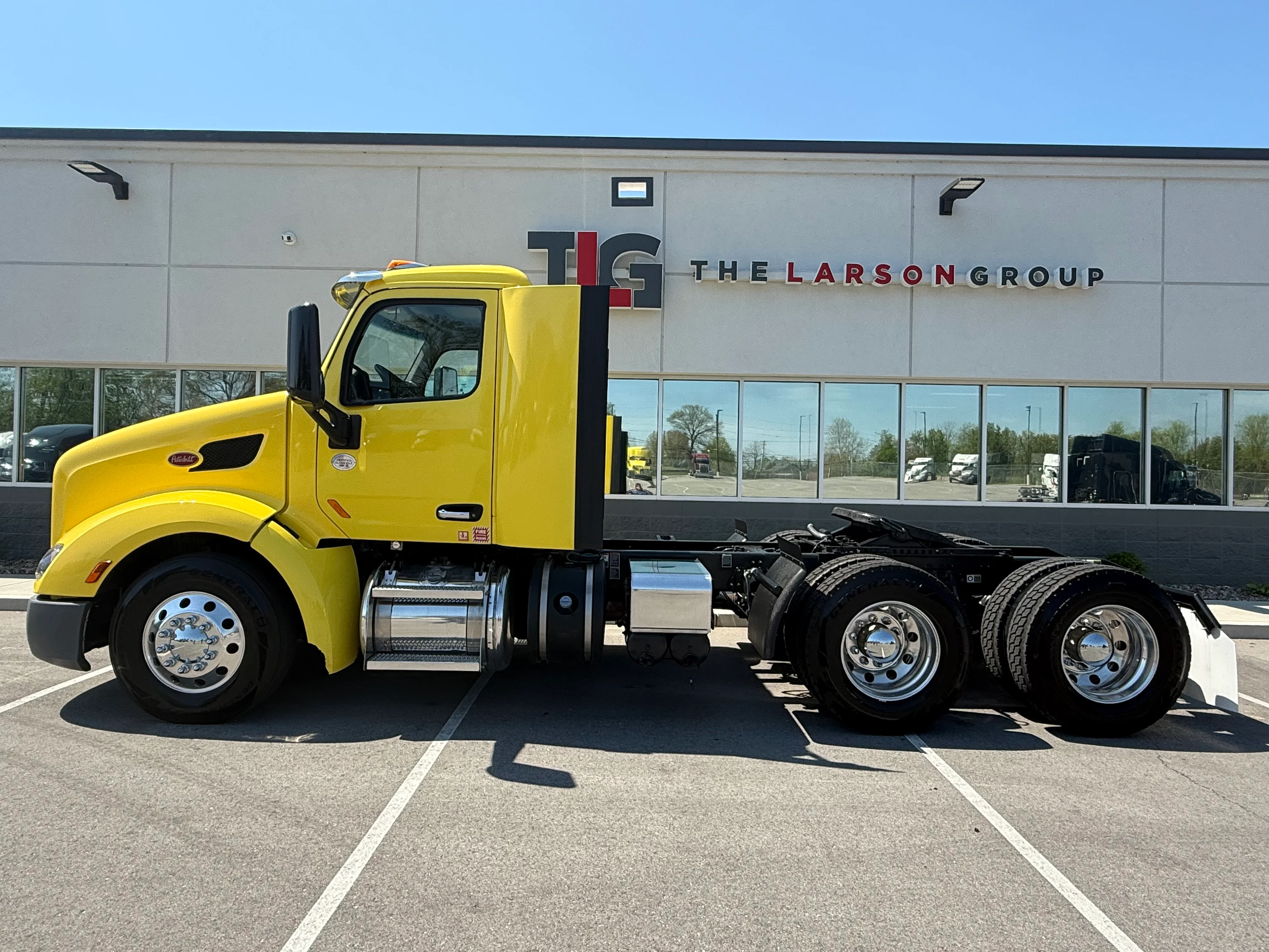 2021 Peterbilt 579 in Evansville, IN — photo 2