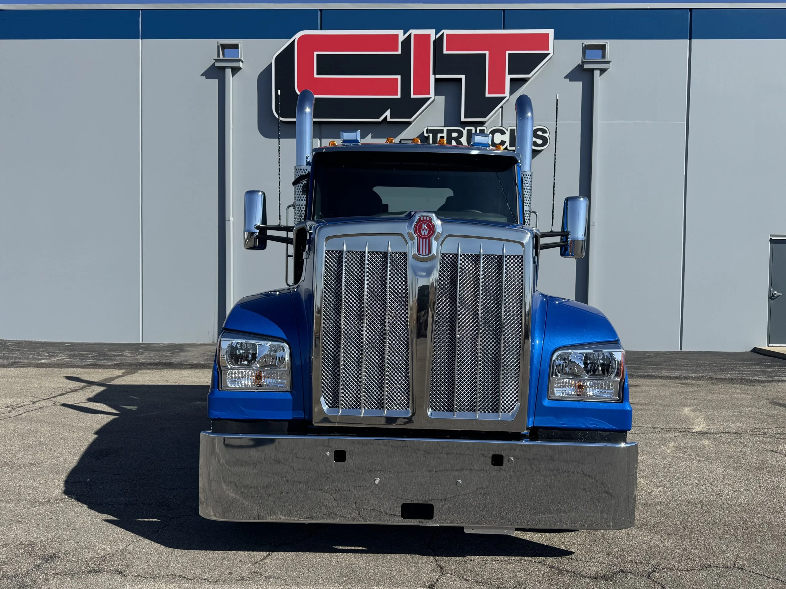 2027 Kenworth W990 - image 2