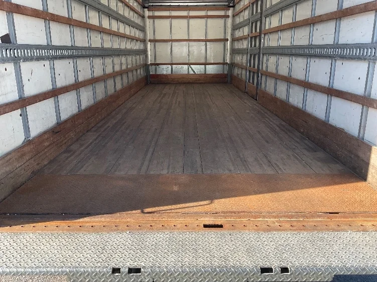 2019 Hino 268 in Akron, OH — photo 10