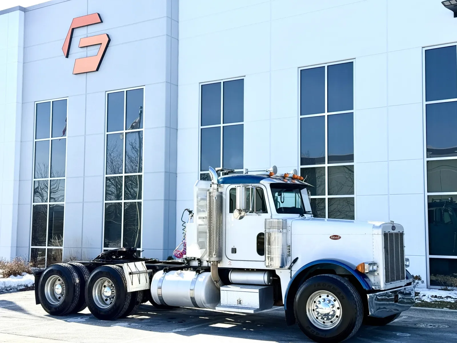 2003 Peterbilt 379 in New Lenox, IL — photo 2
