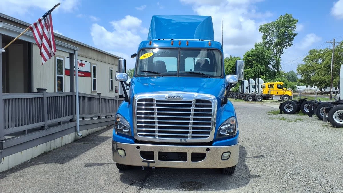 2019 Freightliner Cascadia in West Chester, OH — photo 2