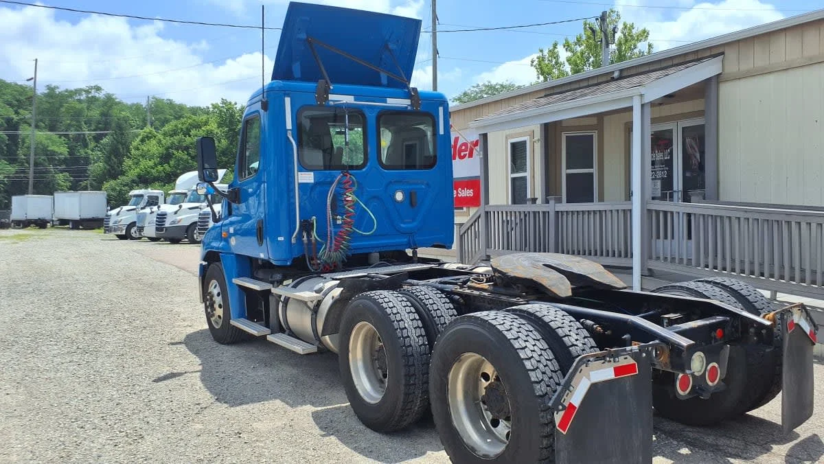 2019 Freightliner Cascadia in West Chester, OH — photo 6