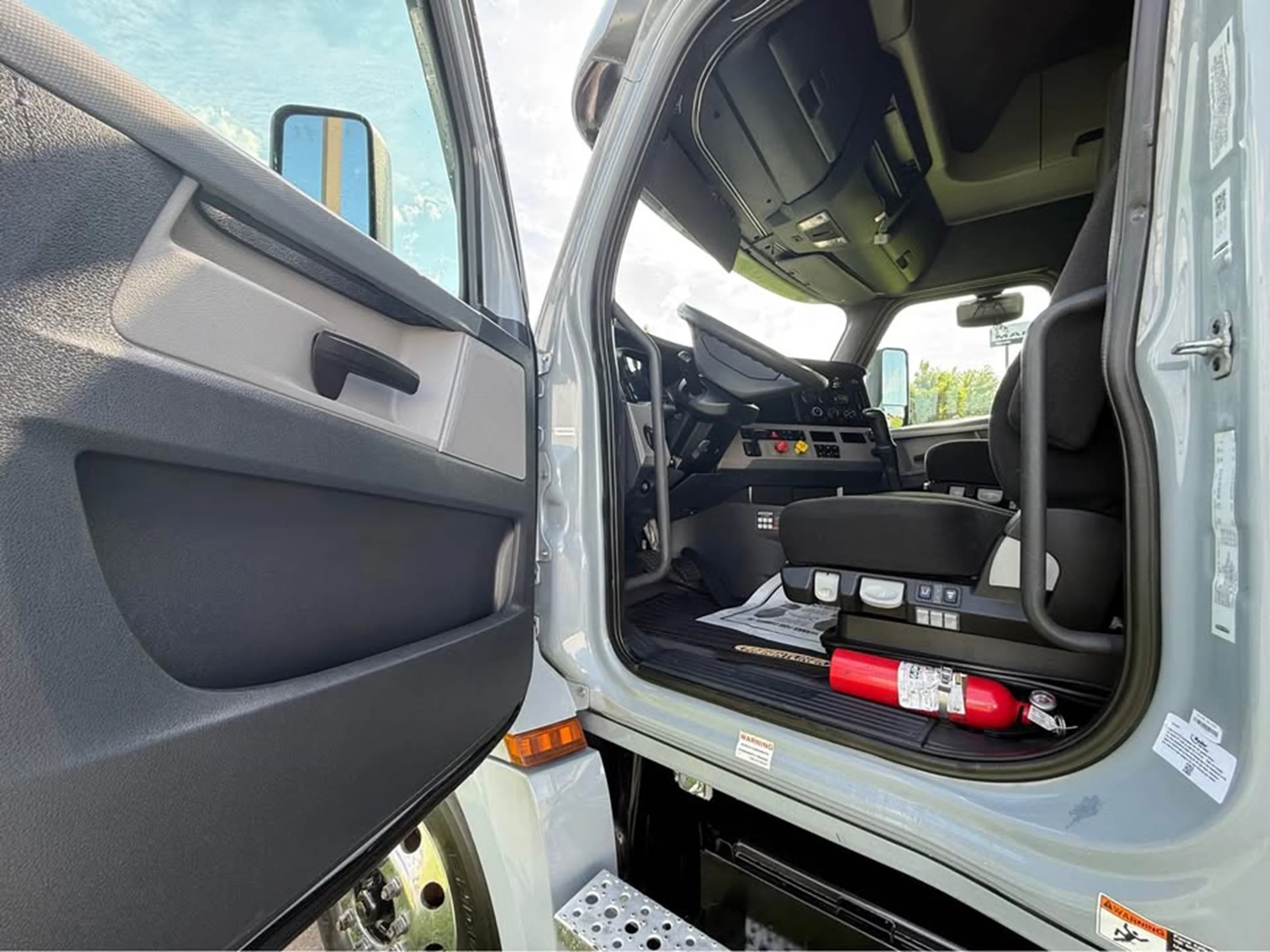 2020 Freightliner Cascadia — photo 7