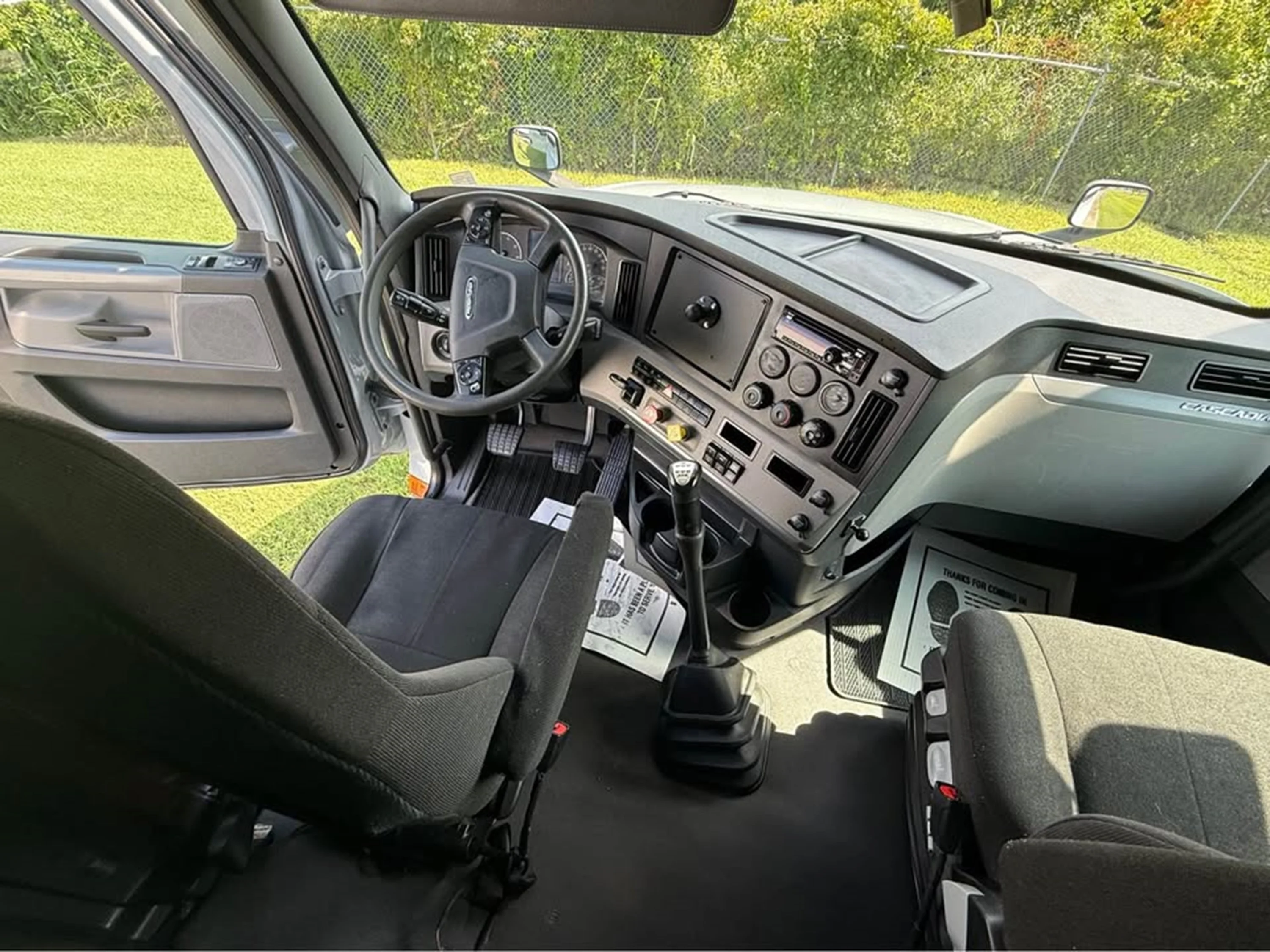 2020 Freightliner Cascadia — photo 9