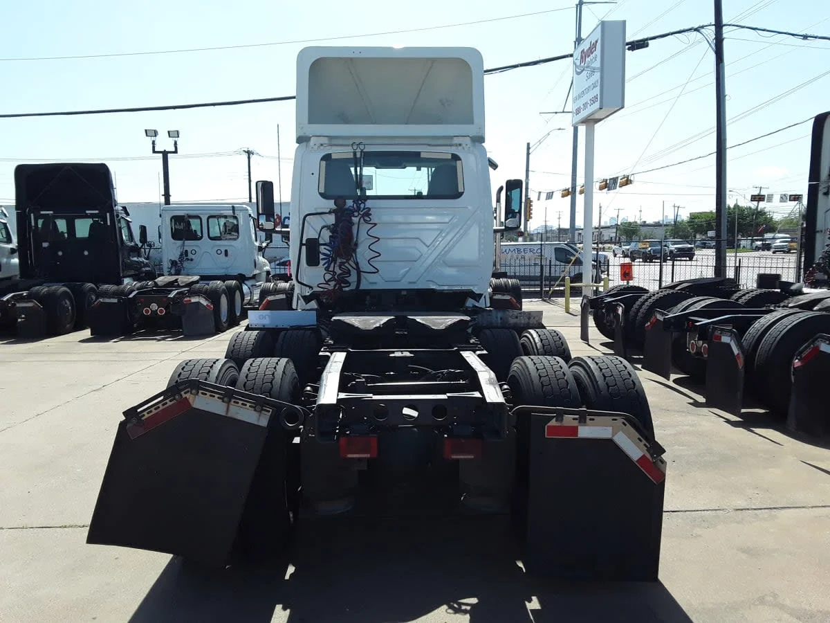 2020 International LT - image 5