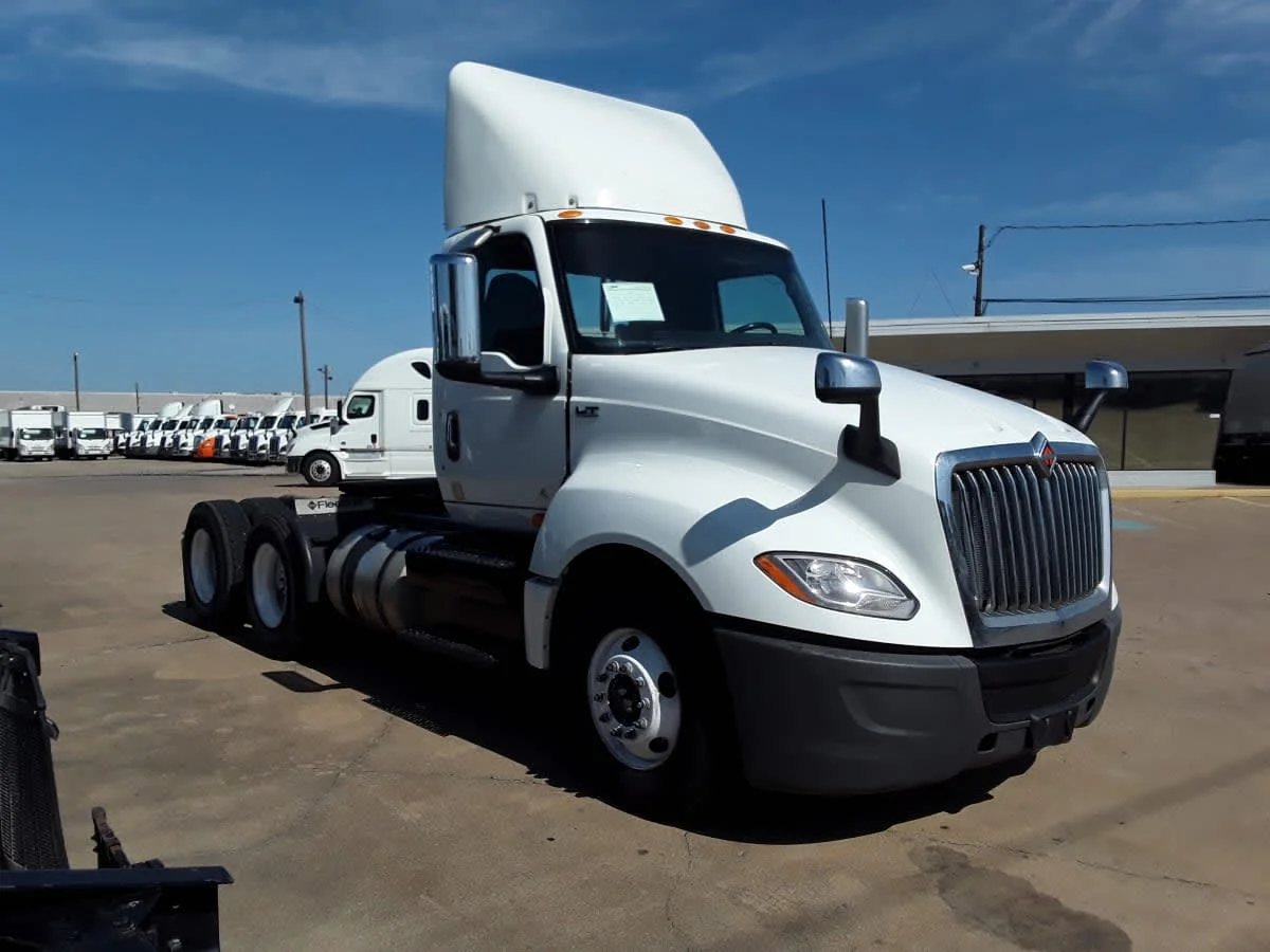 2020 International LT - image 3