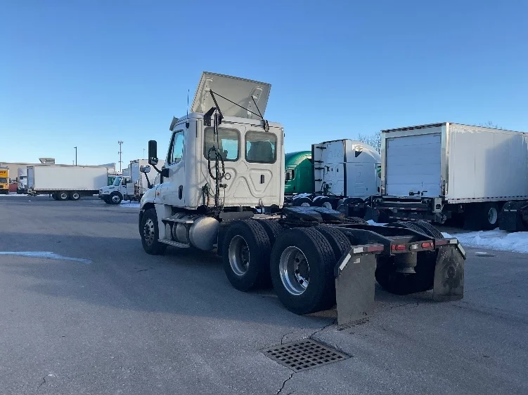 2019 Freightliner Cascadia - image 5
