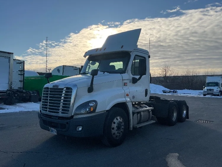 2019 Freightliner Cascadia - image 3