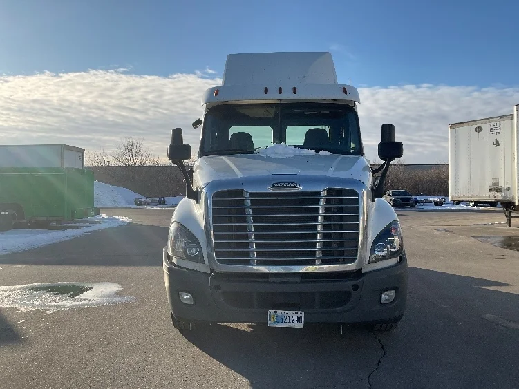 2019 Freightliner Cascadia - image 2