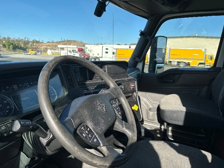 2019 International LT - image 10