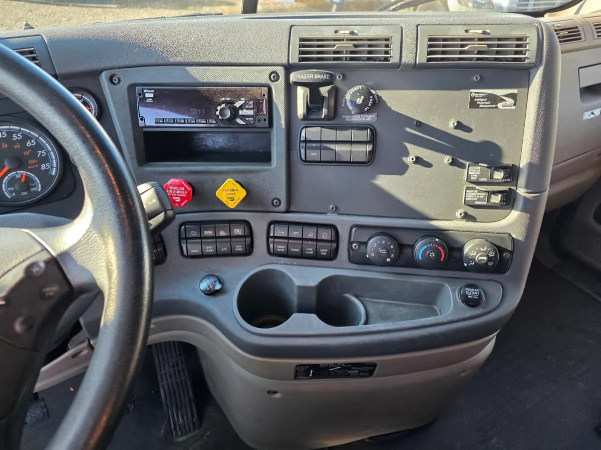 2020 Freightliner Cascadia - image 13