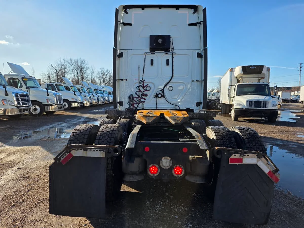 2020 Freightliner Cascadia - image 5