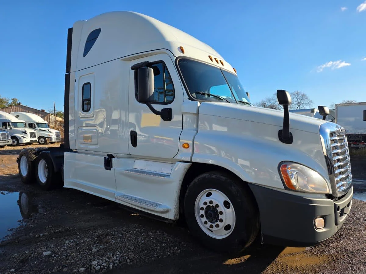 2020 Freightliner Cascadia - image 3